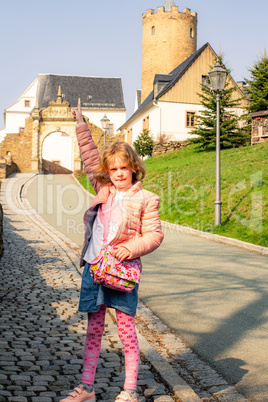 Child in front of Scharfenstein Castle in the Erzgebirge