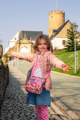 Child in front of Scharfenstein Castle in the Erzgebirge