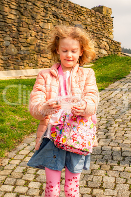 Child in front of Scharfenstein Castle in the Erzgebirge