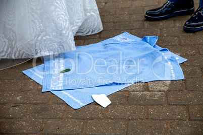 Newlyweds, towels and broken plate pieces
