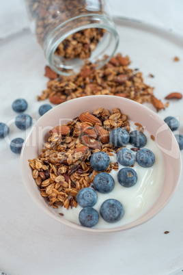 Joghurt mit Müsli und Beeren