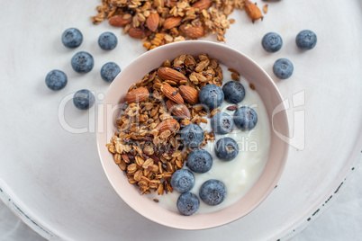 Joghurt mit Müsli und Beeren