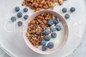 Joghurt mit Müsli und Beeren