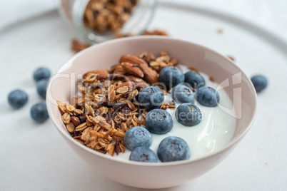 Joghurt mit Müsli und Beeren