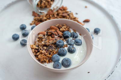 Joghurt mit Müsli und Beeren