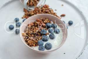 Joghurt mit Müsli und Beeren