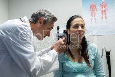 Doctor examining a pregnant woman in the hospital