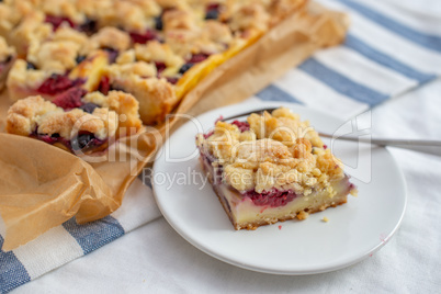 Streuselkuchen mit Beeren