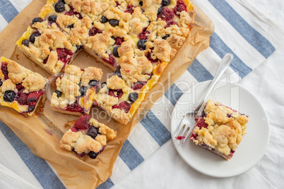 Streuselkuchen mit Beeren