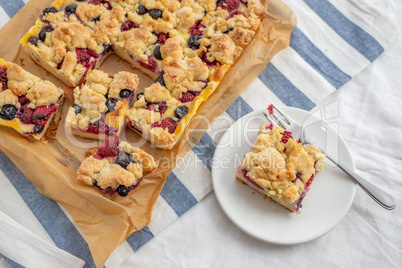 Streuselkuchen mit Beeren