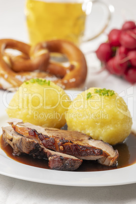 bayerischer Schweinebraten mit Knödeln