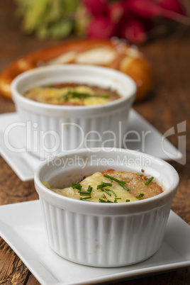 französische Zwiebelsuppe auf Holz