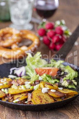 Tiroler Kartoffelgröstl mit Zwiebeln