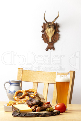 deutsche Wurst mit Käse und Bier