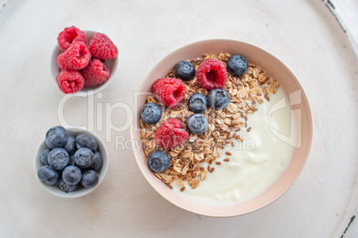 Joghurt mit Müsli und Beeren