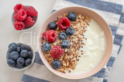 Joghurt mit Müsli und Beeren