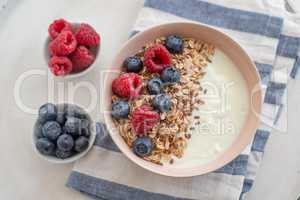 Joghurt mit Müsli und Beeren