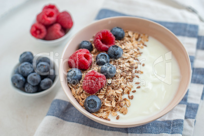 Joghurt mit Müsli und Beeren