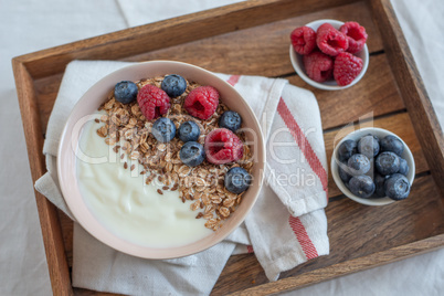 Joghurt mit Müsli und Beeren