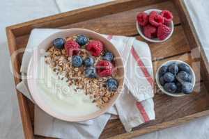 Joghurt mit Müsli und Beeren