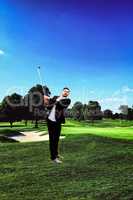Gankörperaufnahme eines Mannes stehend auf einen Golfplatz