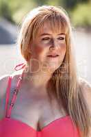 Attraktive , dicke , blonde Frau in einem Nahaufnahmeporträt