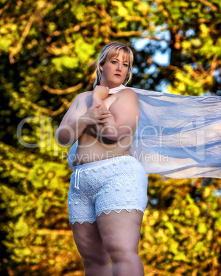 Schwere übergewichtige blonde Frau posiert in Höschen