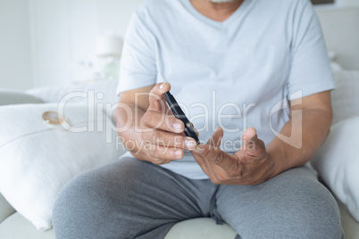 Man using an insulin pen
