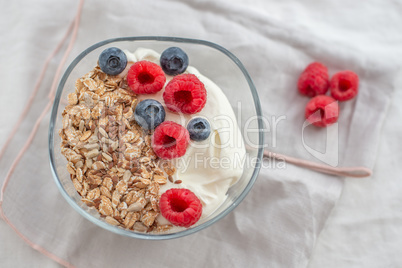 Joghurt mit Müsli und Beeren