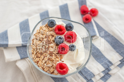 Joghurt mit Müsli und Beeren