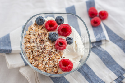 Joghurt mit Müsli und Beeren