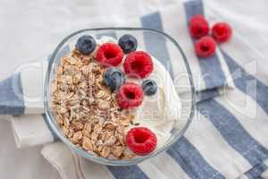 Joghurt mit Müsli und Beeren