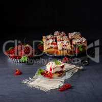 Cheese cake with meringue and red currants