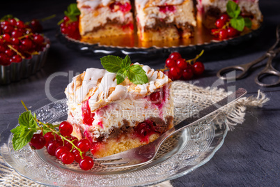 Cheese cake with meringue and red currants