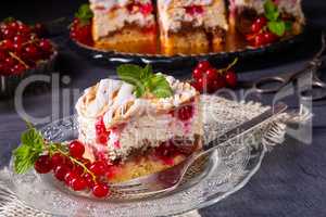 Cheese cake with meringue and red currants