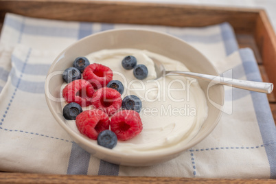 Joghurt mit Müsli und Beeren