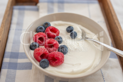 Joghurt mit Müsli und Beeren