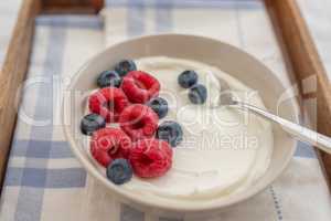 Joghurt mit Müsli und Beeren