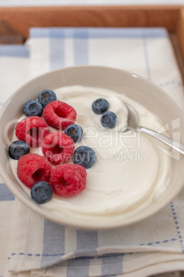 Joghurt mit Müsli und Beeren