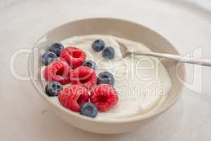 Joghurt mit Müsli und Beeren