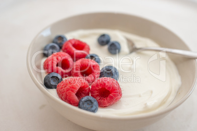 Joghurt mit Müsli und Beeren