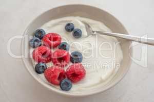 Joghurt mit Müsli und Beeren