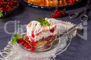 Cheese cake with meringue and red currants