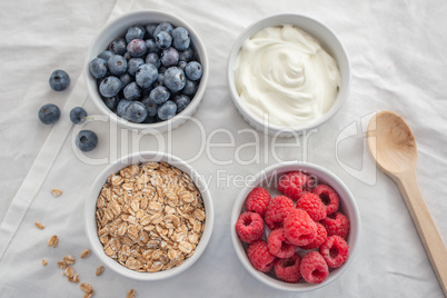 Joghurt mit Müsli und Beeren