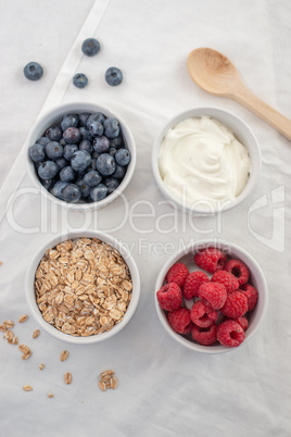 Joghurt mit Müsli und Beeren