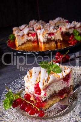 Cheese cake with meringue and red currants