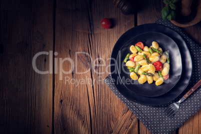 crispy gnocchi with roasted asparagus and tomatoes