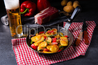 Fried potatoes with smoked bacon, green asparagus and paprika.