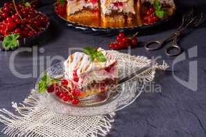 Cheese cake with meringue and red currants