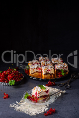 Cheese cake with meringue and red currants